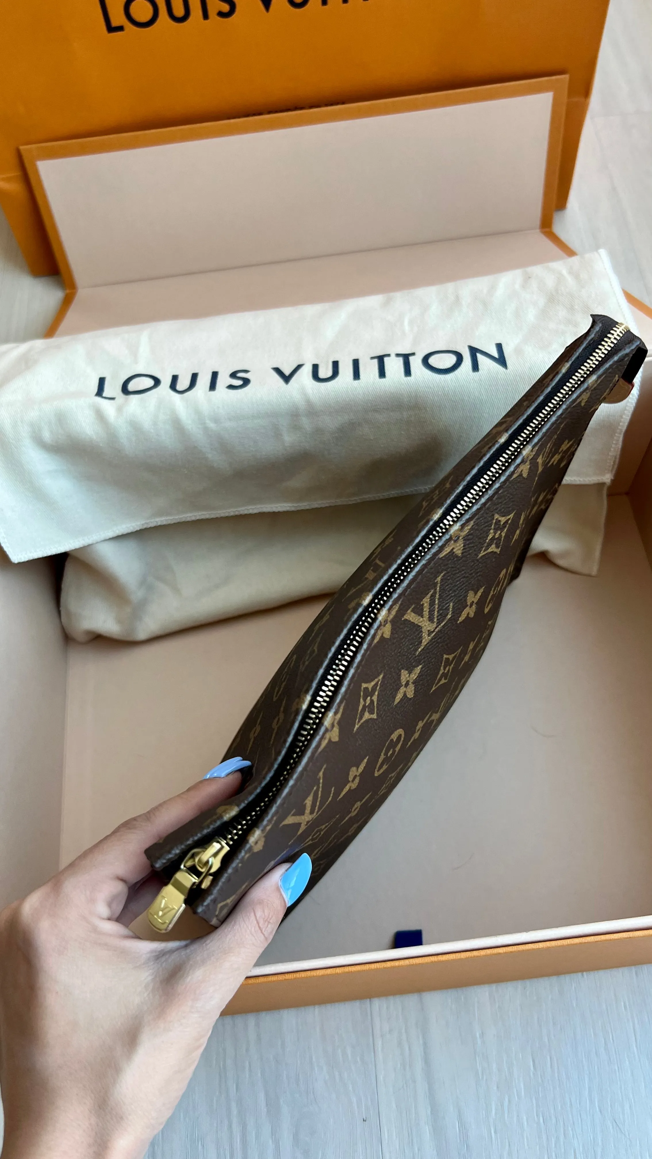 Louis Vuitton Toiletry 26