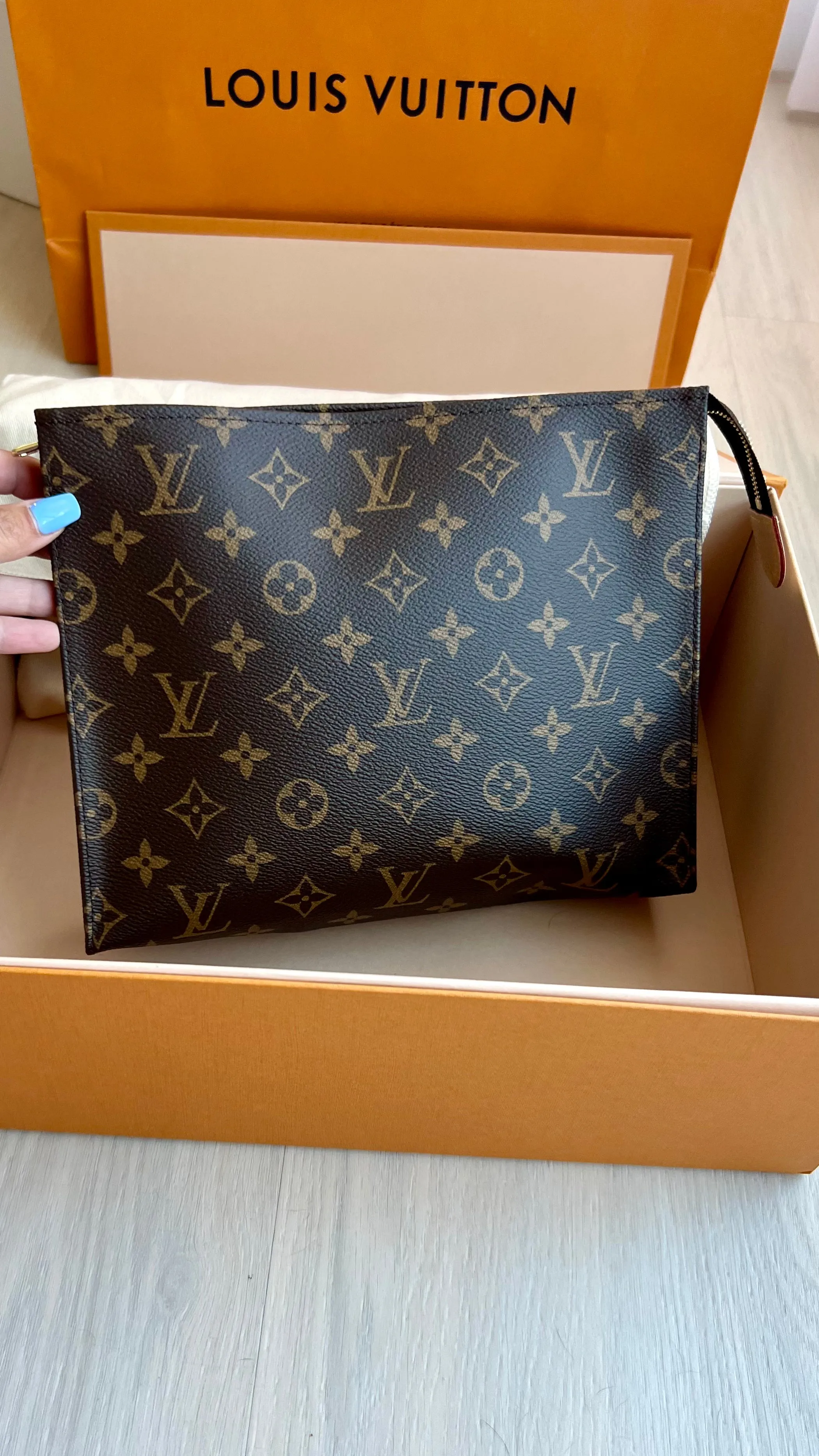 Louis Vuitton Toiletry 26